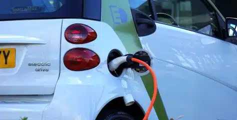 Comparatif des voitures électriques et à essence : Guide pour choisir la meilleure selon vos besoins