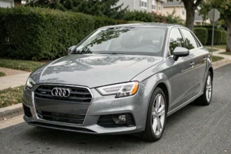 Audi A3 grise garée dans une rue résidentielle, vue trois quarts avant mettant en valeur la carrosserie métallisée