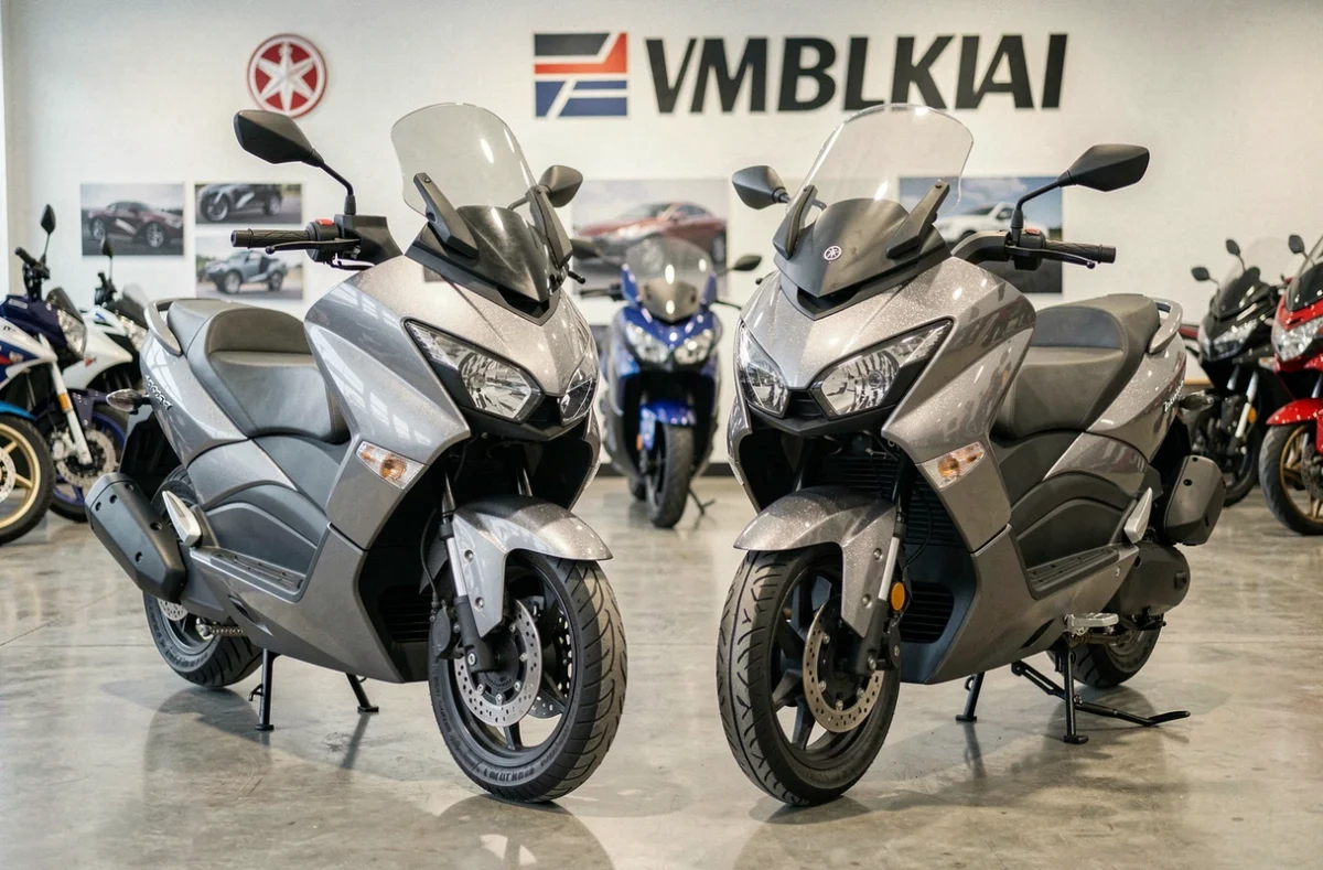 Comparaison côte à côte du Yamaha TMAX 750 et du TMAX 560 dans une concession moto, mettant en évidence leurs différences de design et de gabarit