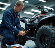 Mecanicien inspectant un quad dans un garage moderne