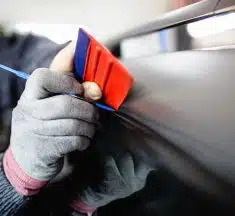 3 astuces pour enlever facilement une rayure sur le plastique d’une voiture