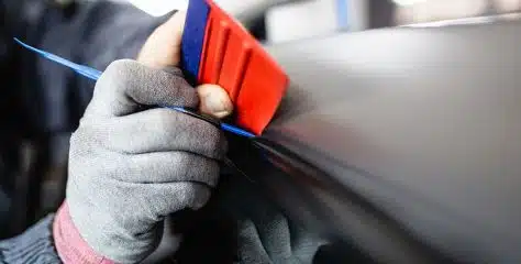 3 astuces pour enlever facilement une rayure sur le plastique d’une voiture