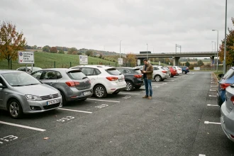 Parking de covoiturage Vinci Autoroutes à La Chapelle-Saint-Mesmin avec signalétique claire et voitures garées en sécurité