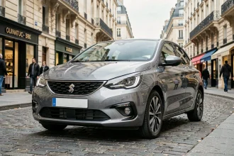 Voiture compacte la plus vendue en France garée dans une rue parisienne avec immeubles haussmanniens en arrière-plan