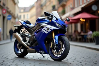 Yamaha R7 en version A2 garée dans une rue urbaine, vue trois quarts avant mettant en valeur le carénage et la livrée bleue